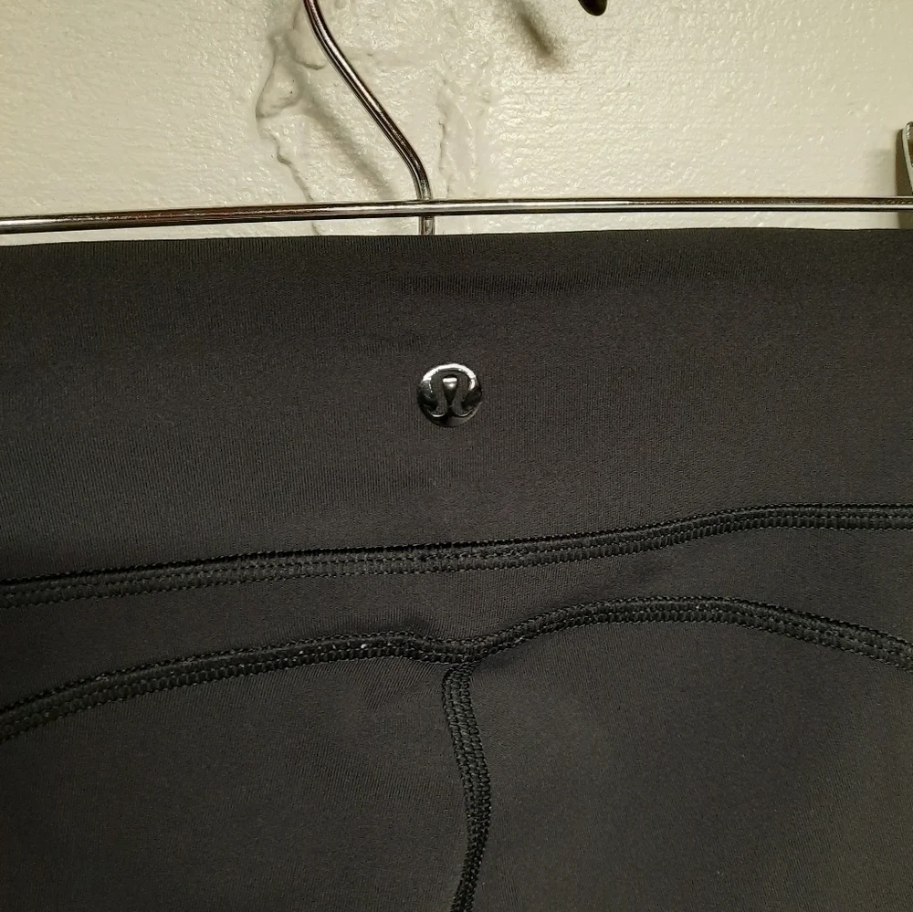 LULULEMON (Size 4) Womens Cropped Black Leggings
